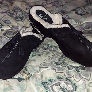 White Mountain Black Seude Clogs with faux fur